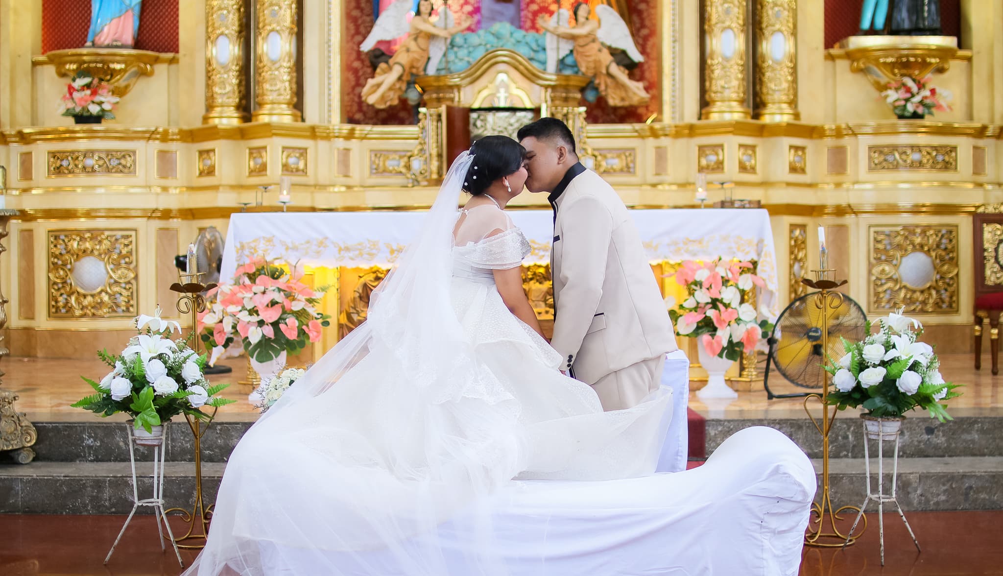 Wedding couple sharing their first kiss at the altar — Da Photography